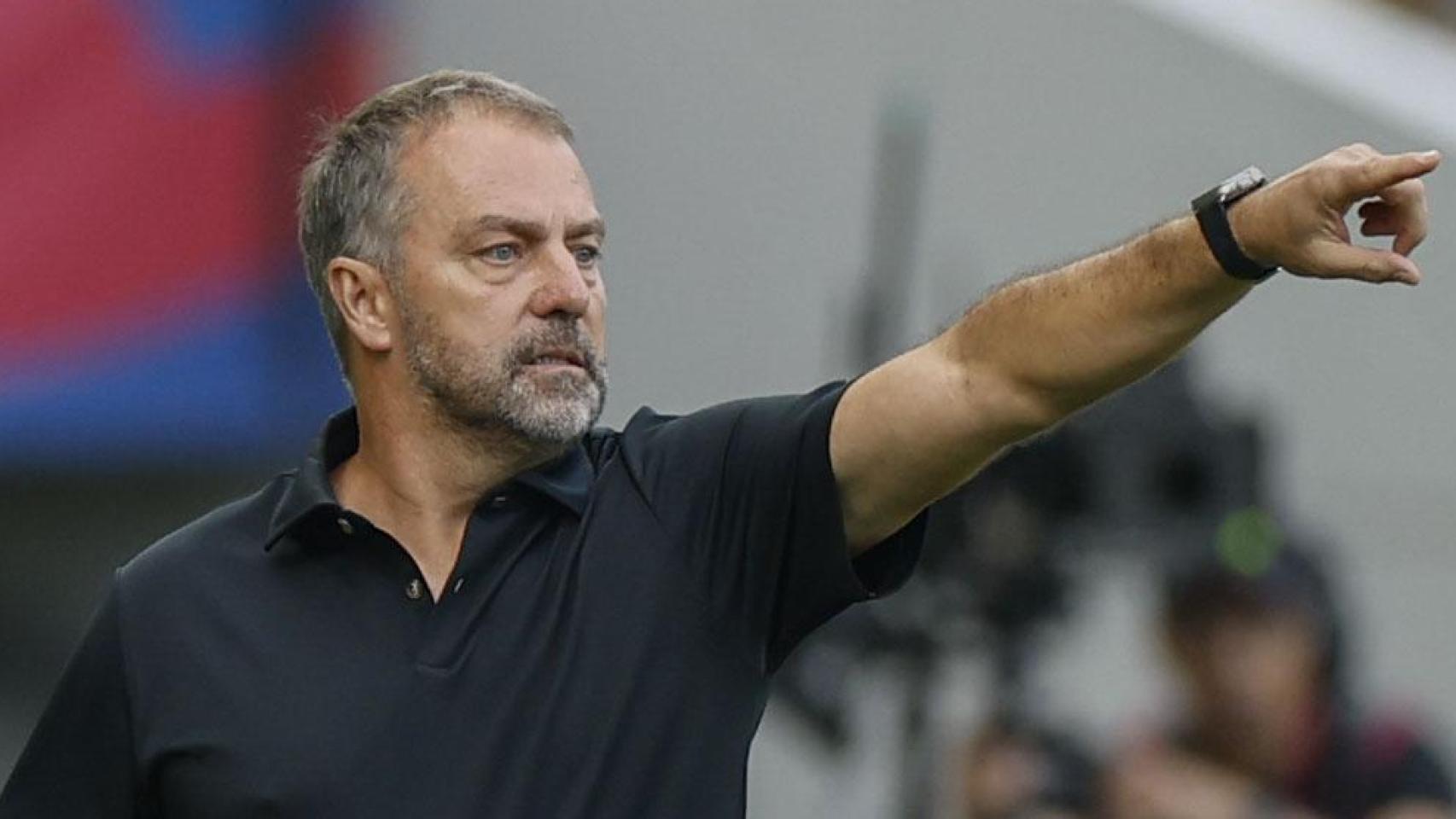 Hansi Flick da instrucciones a sus jugadores durante el partido ante el Girona.