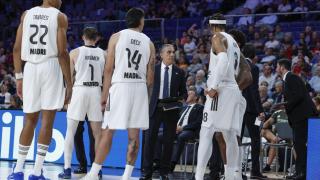 Scariolo da instrucciones a sus jugadores durante el partido contra el Asvel Villeurbanne.