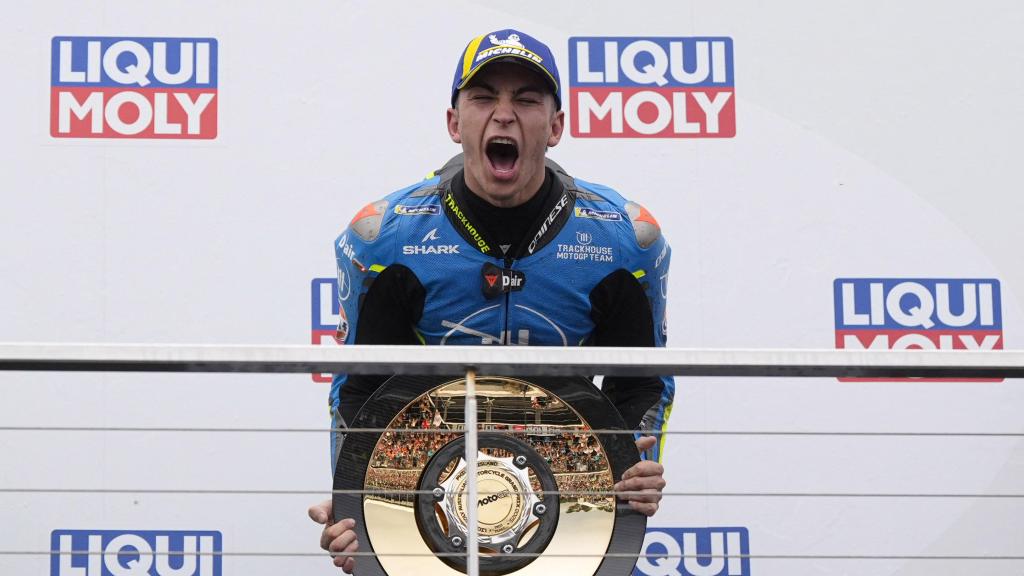 Raúl Fernández celebra su primera victoria en MotoGP, en el Gran Premio de Australia.