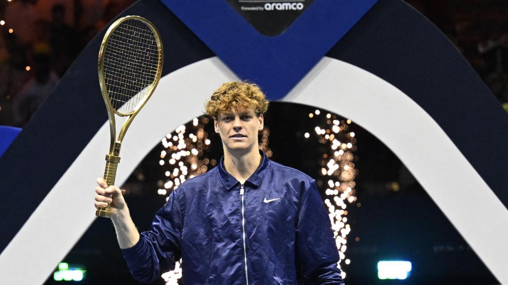 Sinner posa con su raqueta de 250.000 euros.