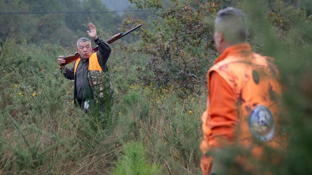 Varios hombres cazan durante el arranque de la temporada de caza en Galicia, a 15 de octubre de 2023, en Vilalba, Lugo, Galicia (España).