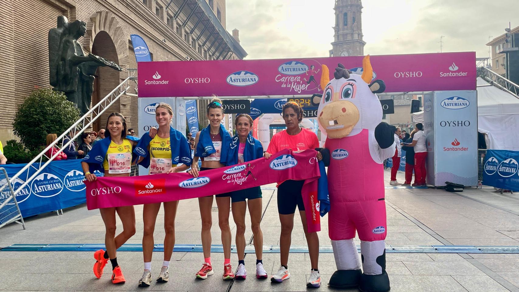 Las primeras corredoras en cruzar la meta en la Carrera de la Mujer de Zaragoza