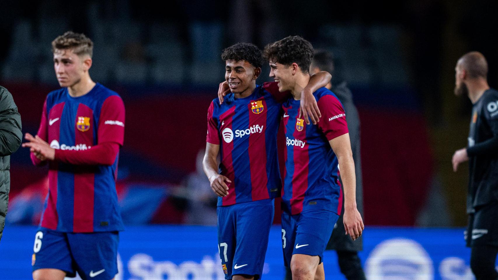 Lamine Yamal y Cubarsí hablan tras un partido.