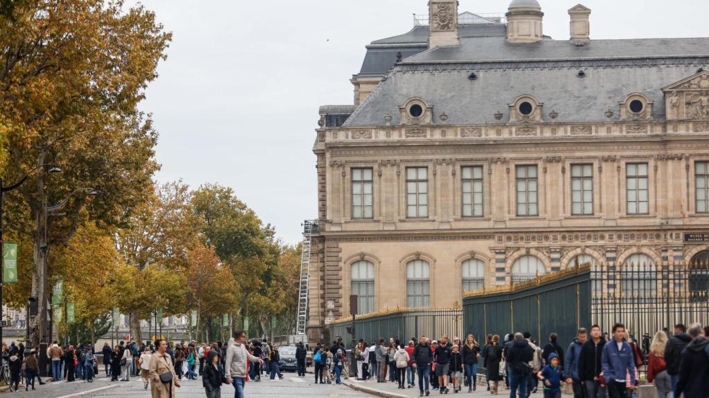 The exterior of the Louvre, shortly after the robbery was carried out.