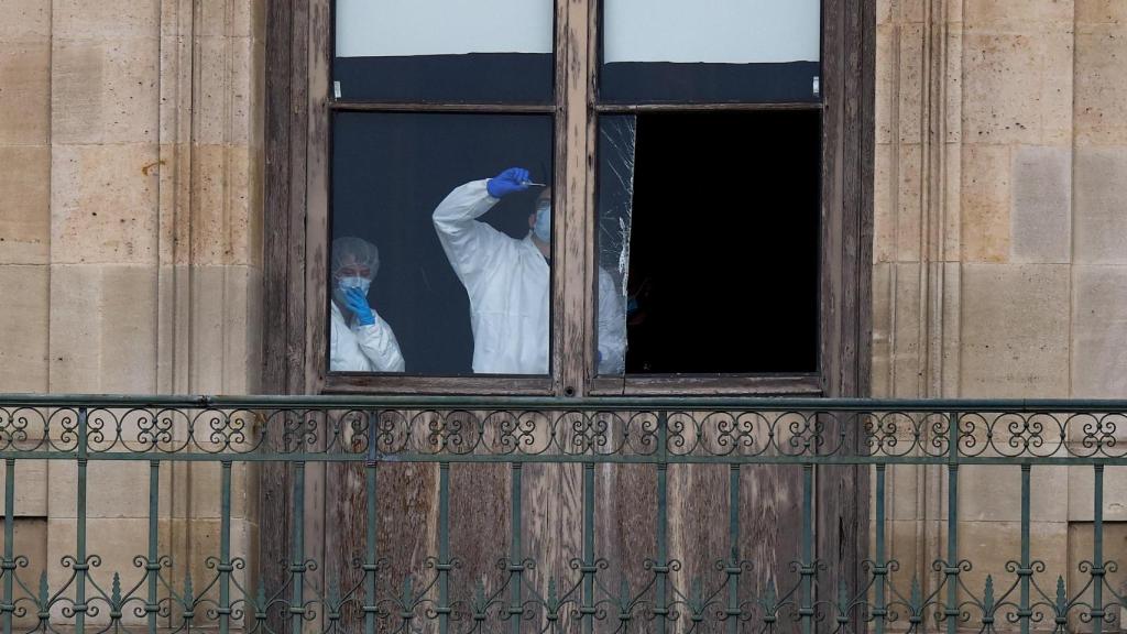 El equipo forense rastrea las huellas de los ladrones en la ventana por la que se colaron los ladrones.