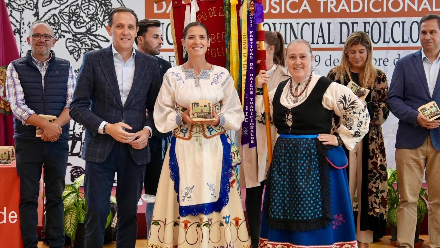 El presidente de la Diputación de Valladolid, Conrado Íscar en el Encuentro Provincial de Folclore