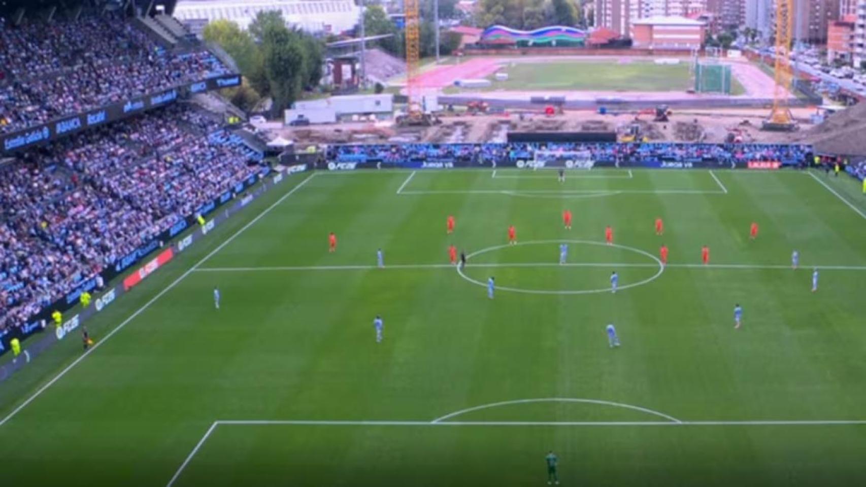 Borja Iglesias pone el balón en juego durante el partido ante la Real Sociedad.