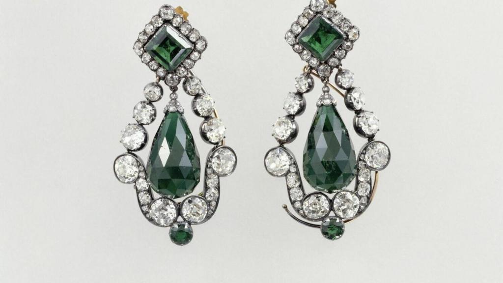 Pair of emerald earrings from Marie-Louise's set.