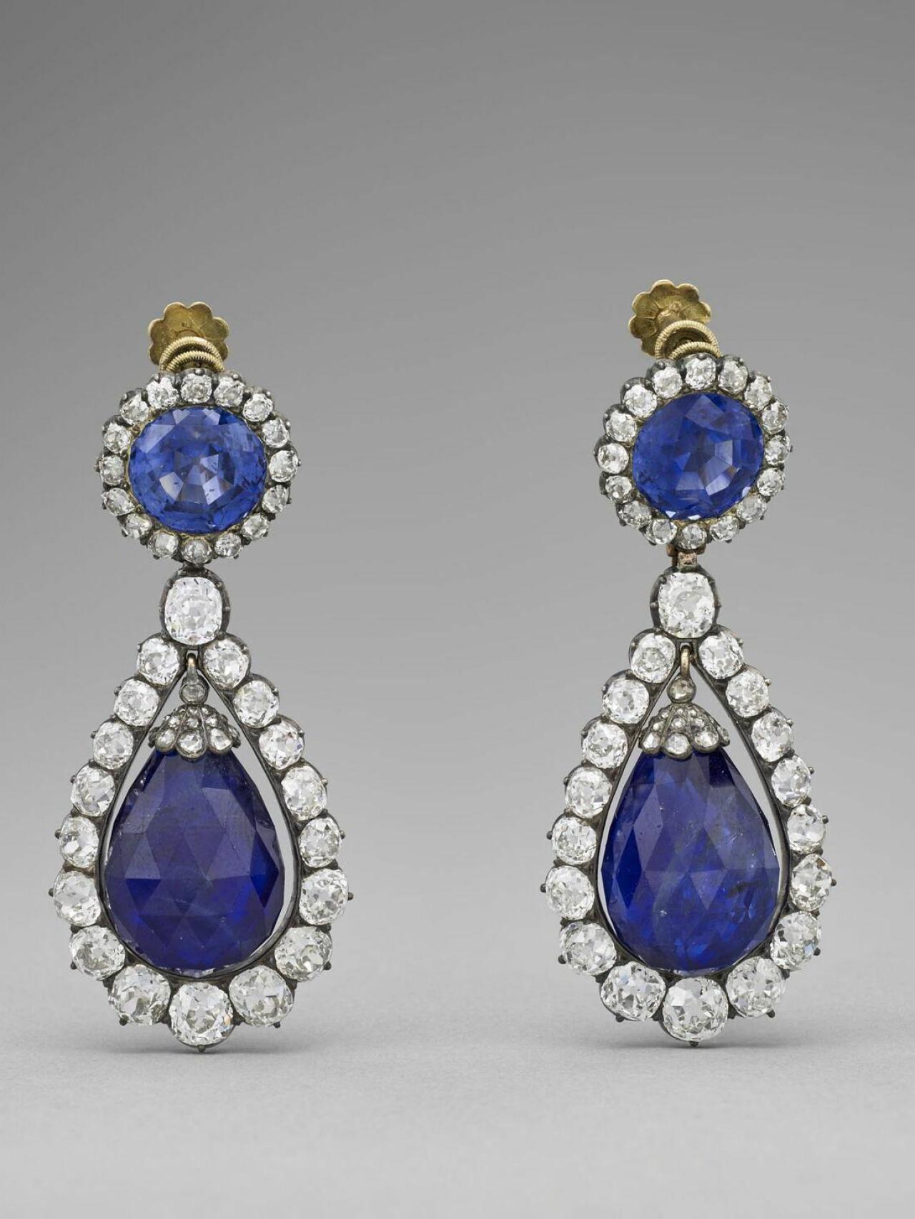 Par de pendientes del conjunto de la reina María Amelia y la reina Hortensia.