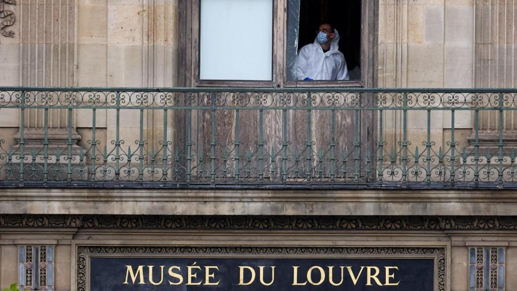 La policía científica trabaja en una sala 705,  la Galería de Apolo, en el Museo del Louvre,
