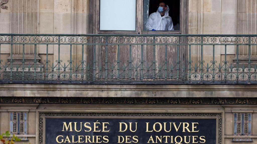La policía científica trabaja en una sala 705,  la Galería de Apolo, en el Museo del Louvre,