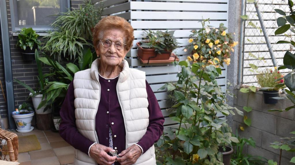 Lucina Martín Martín posa en el patio de su casa en Viana