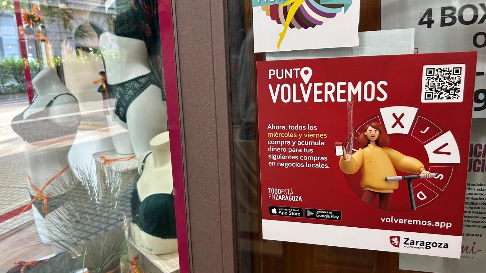Un cartel de Volveremos en una tienda de Zaragoza.