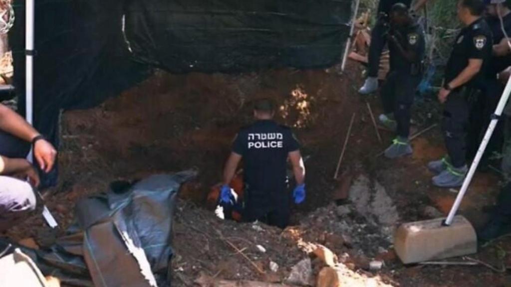 Momento en el que la policía busca el cuerpo de la mujer superviviente del Holocausto en el patio de una casa.