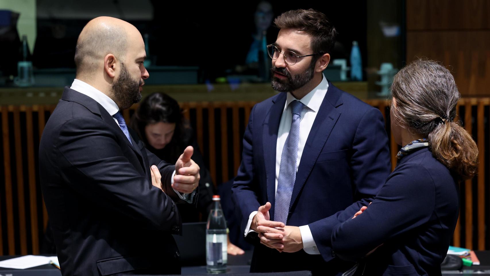 El secretario de Estado de Energía, Joan Groizard, (en el centro de la imagen) durante la reunión de este lunes en Luxemburgo