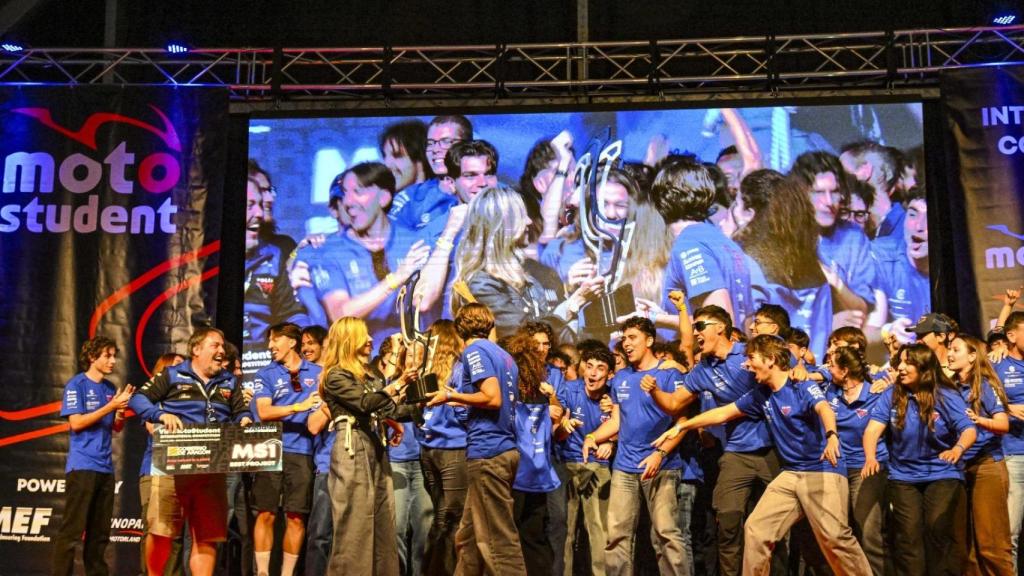 La vicepresidenta Mar Vaquero entrega uno de los premios.