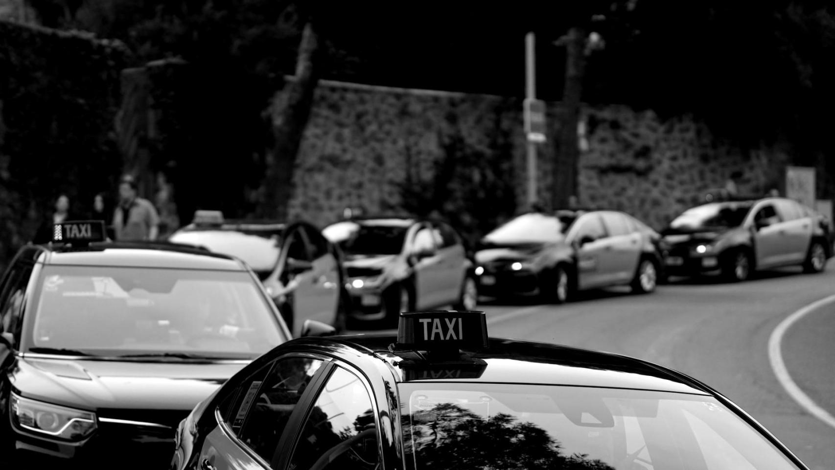 Varios taxis en una parada del Park Güell