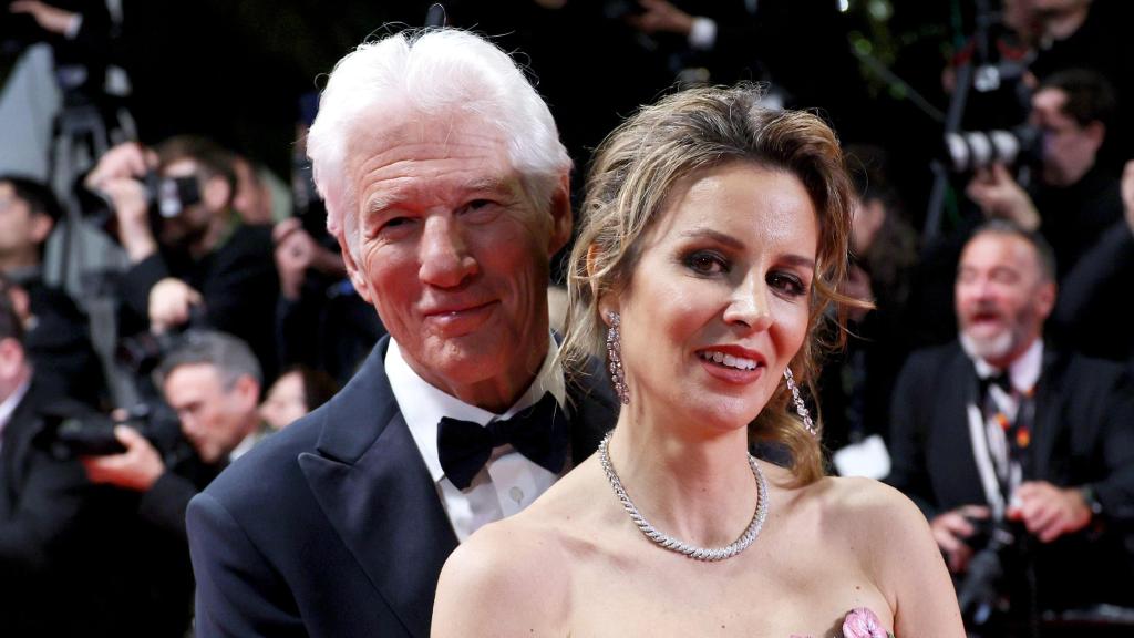 Richard Gere y Alejandra Silva en el Festival de Cine de Cannes 2024.