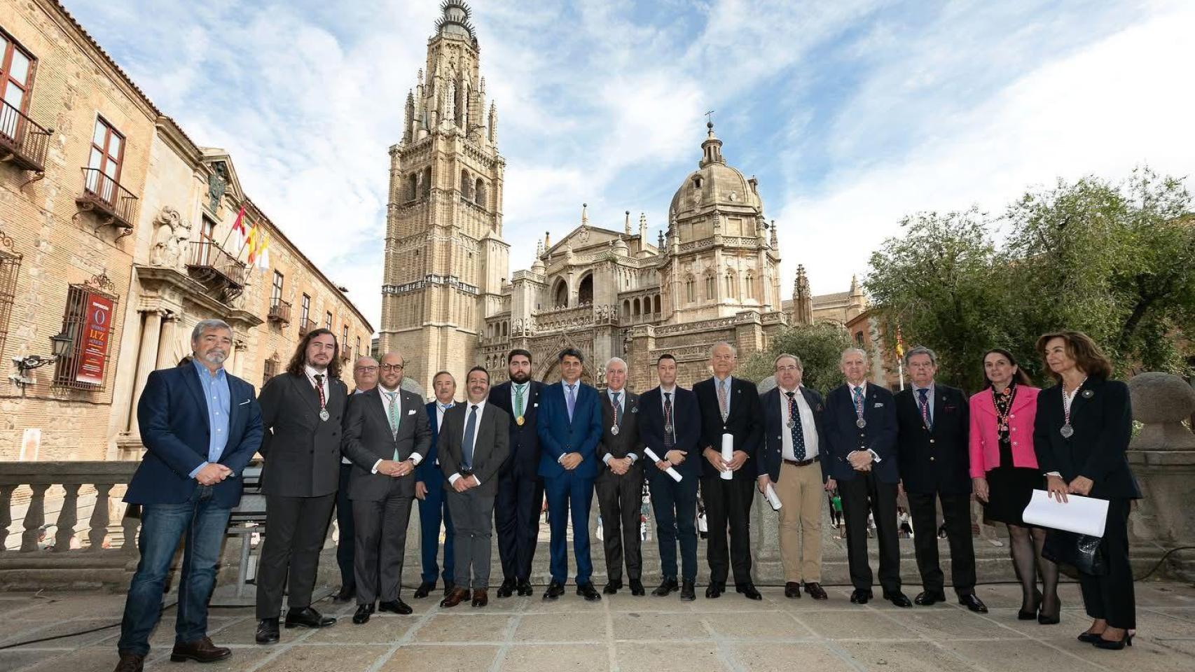 Miembros de la Sociedad Toledana de Estudios Heráldicos y Genealógicos (STEHG) y representantes del Ayuntamiento de Toledo.