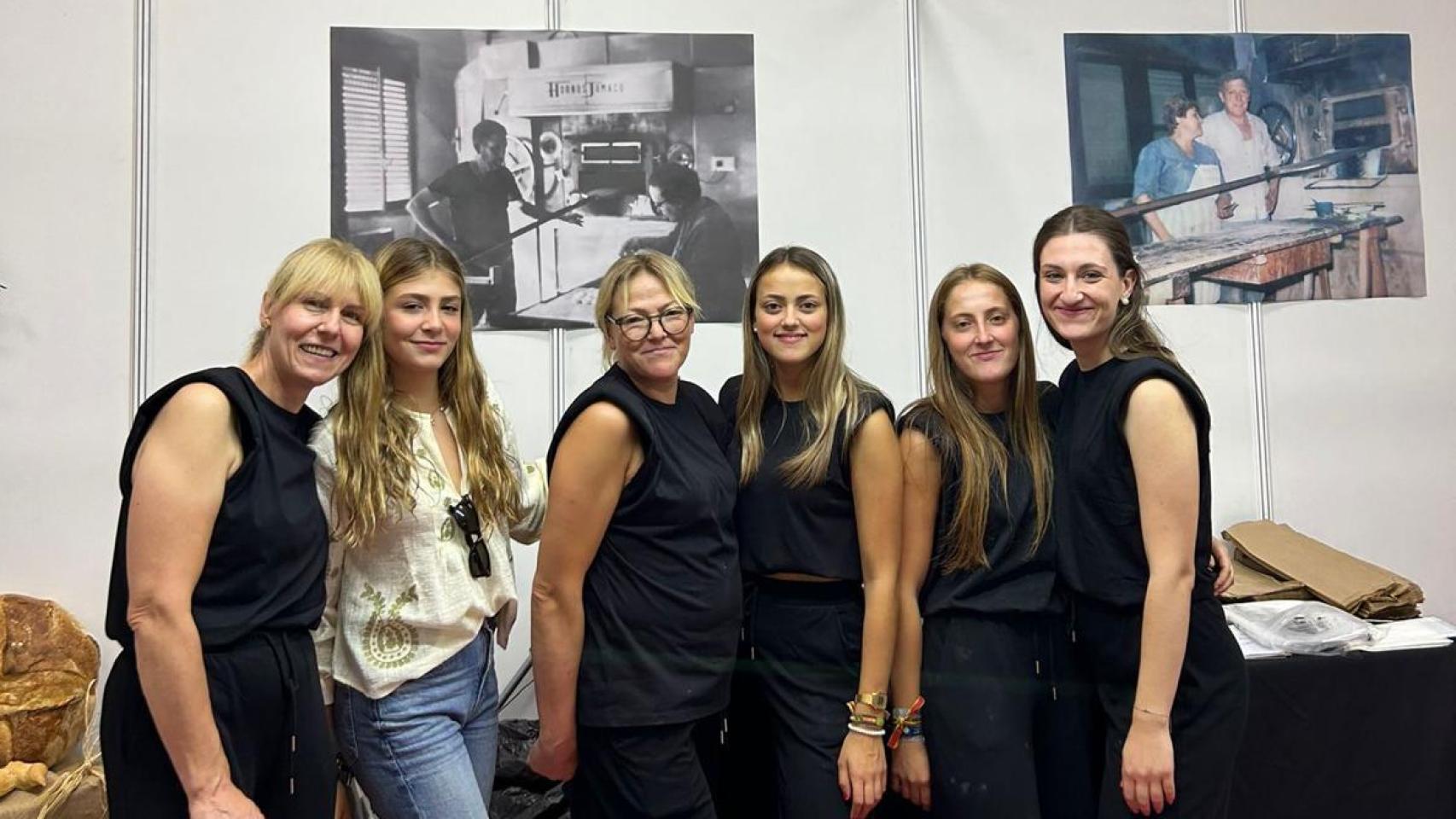 Mariví y Dolores Franco junto a sus hijas.