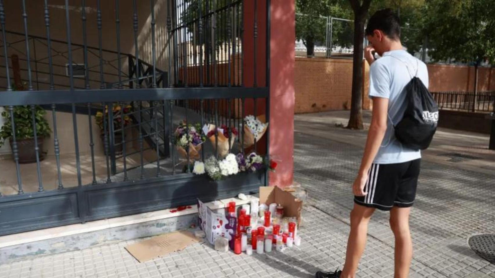 Imagen de un niño en el altar improvisado a Sandra Peña.