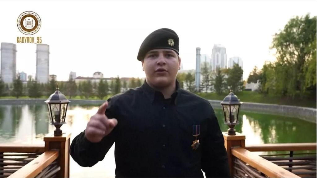 Kadírov hijo, en un vídeo propagandístico y con apenas 15 años.