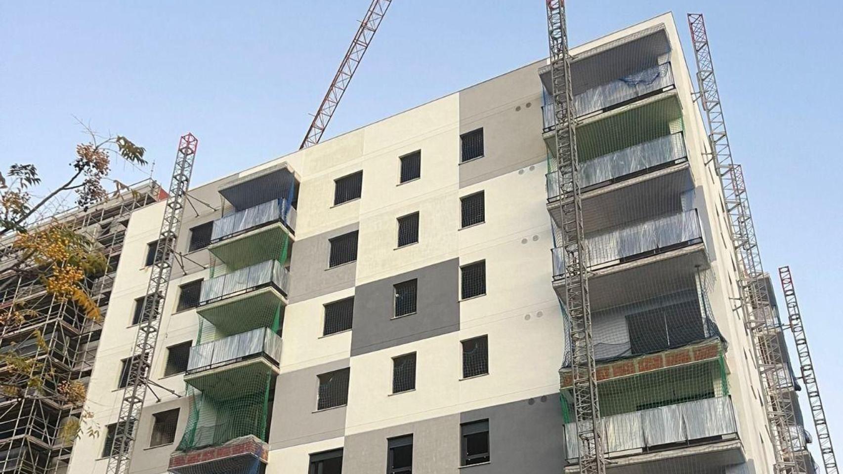 Imagen del edificio de 39 viviendas adquirido por el Ayuntamiento de Valencia, en el barrio de Patraix. EE