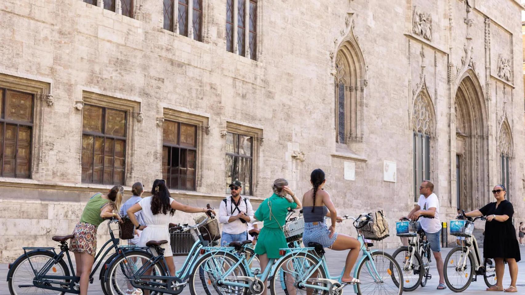Un grupo de manifestantes acosa a otro de turistas en bicicleta en pleno centro de Valencia: ¡Fuera, fuera, fuera!