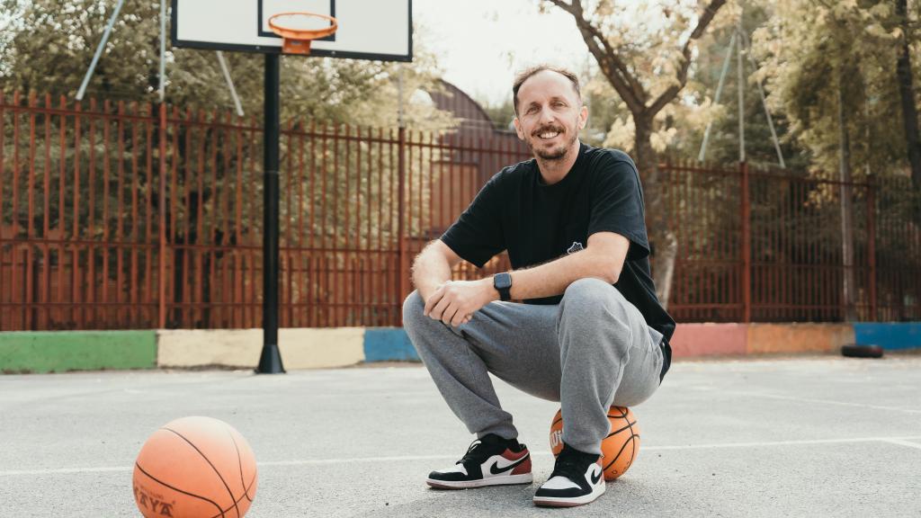 Miguel Sánchez / Pablo Lolaso en el patio del colegio donde es profesor.