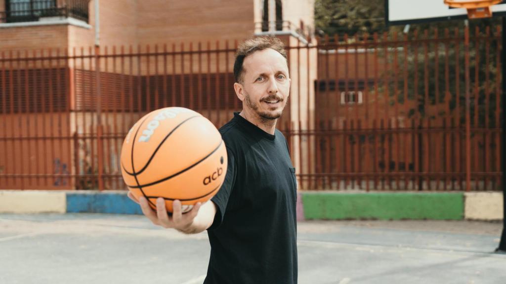 Miguel Sánchez / Pablo Lolaso en el patio del colegio.