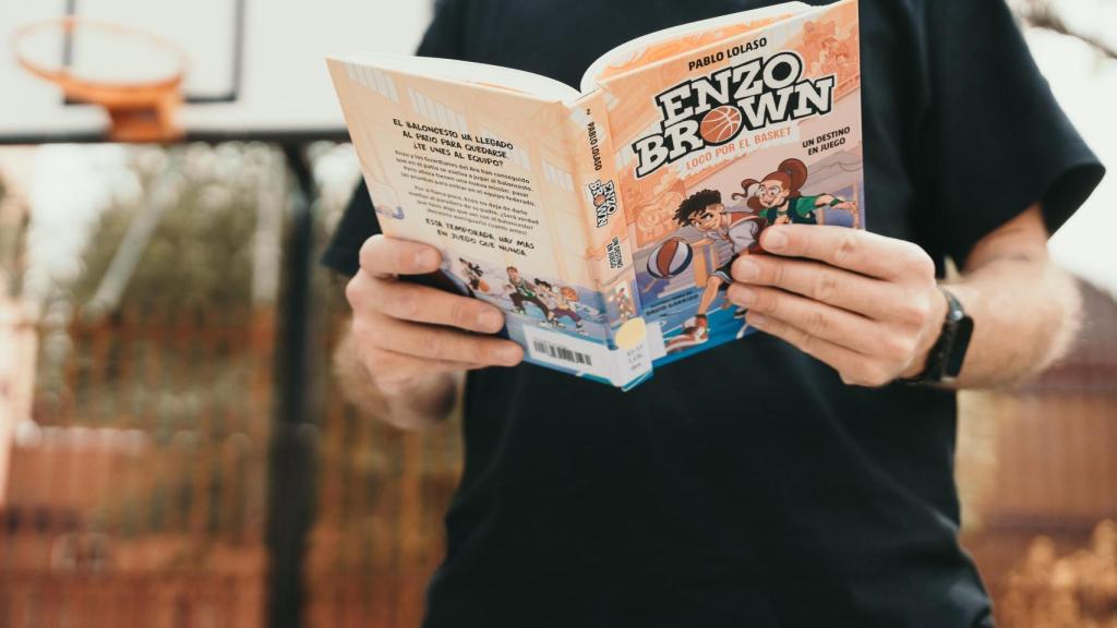 Miguel Sánchez / Pablo Lolaso lee la segunda parte de su libro 'Enzo Brown, loco por el basket'.