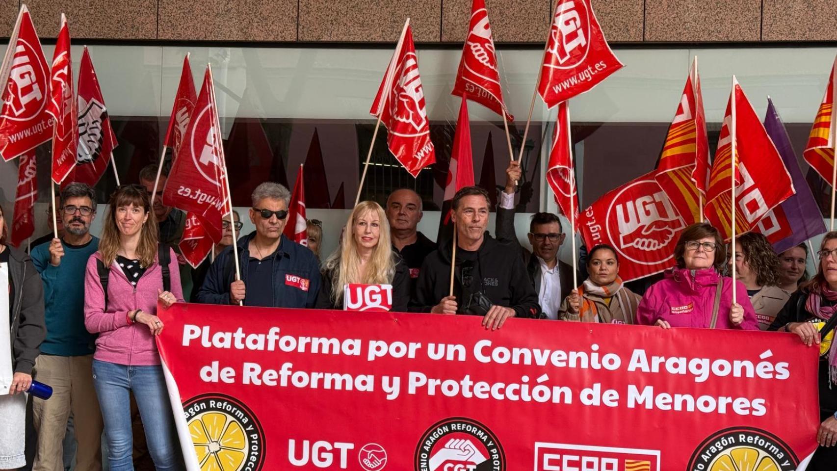 Protesta frente al SAMA de los trabajadores de los centros de menores