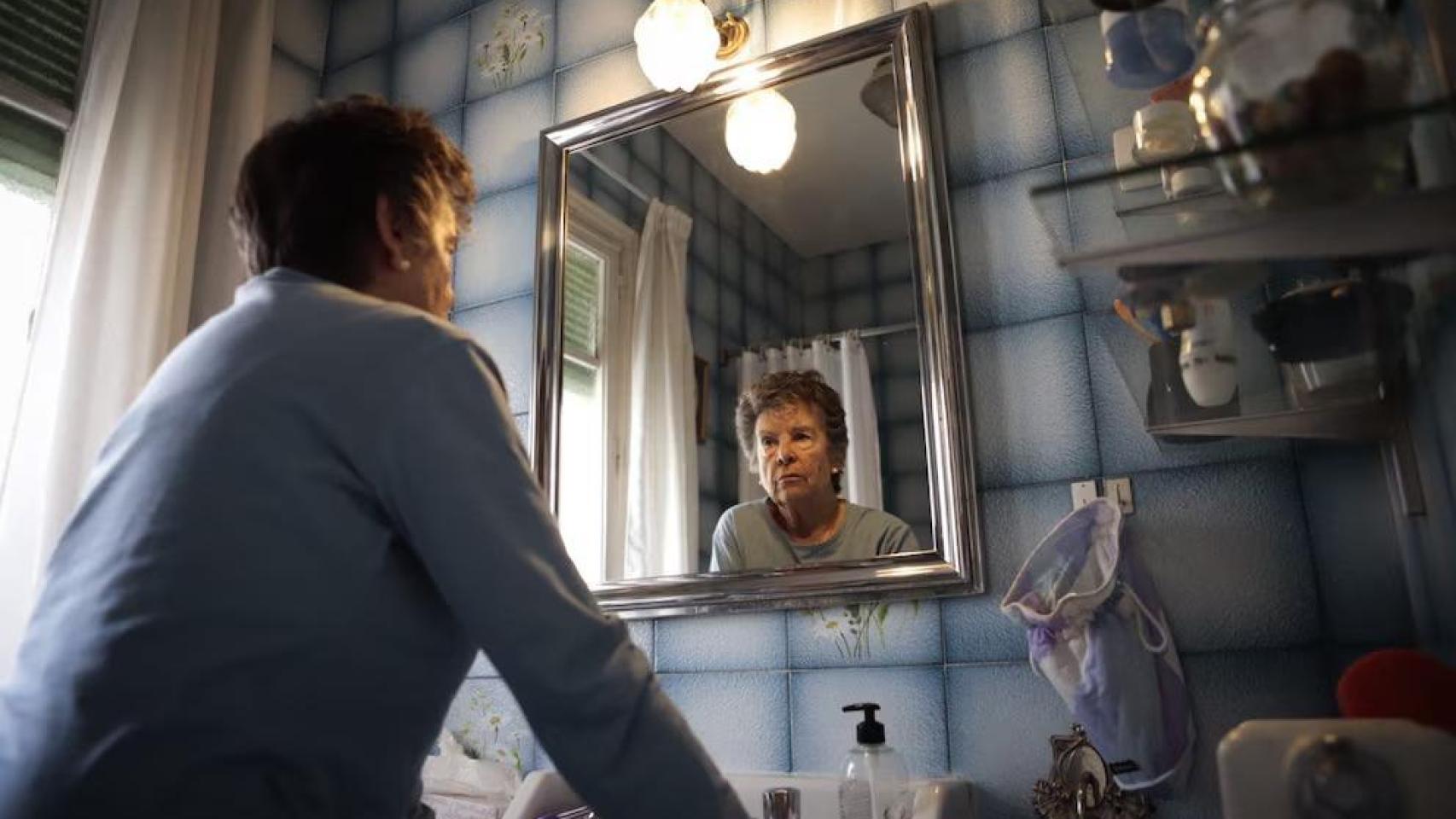 Maricarmen, vecina de Sainz de Baranda, ante un espejo.