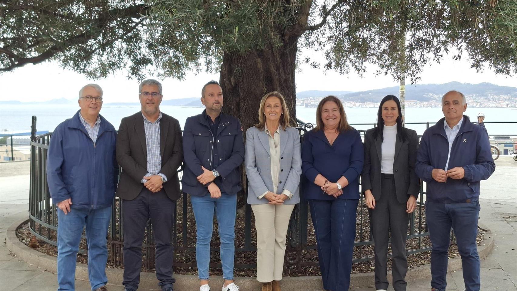 Luisa Sánchez junto a otros miembros del PP de Vigo este lunes en la ciudad.