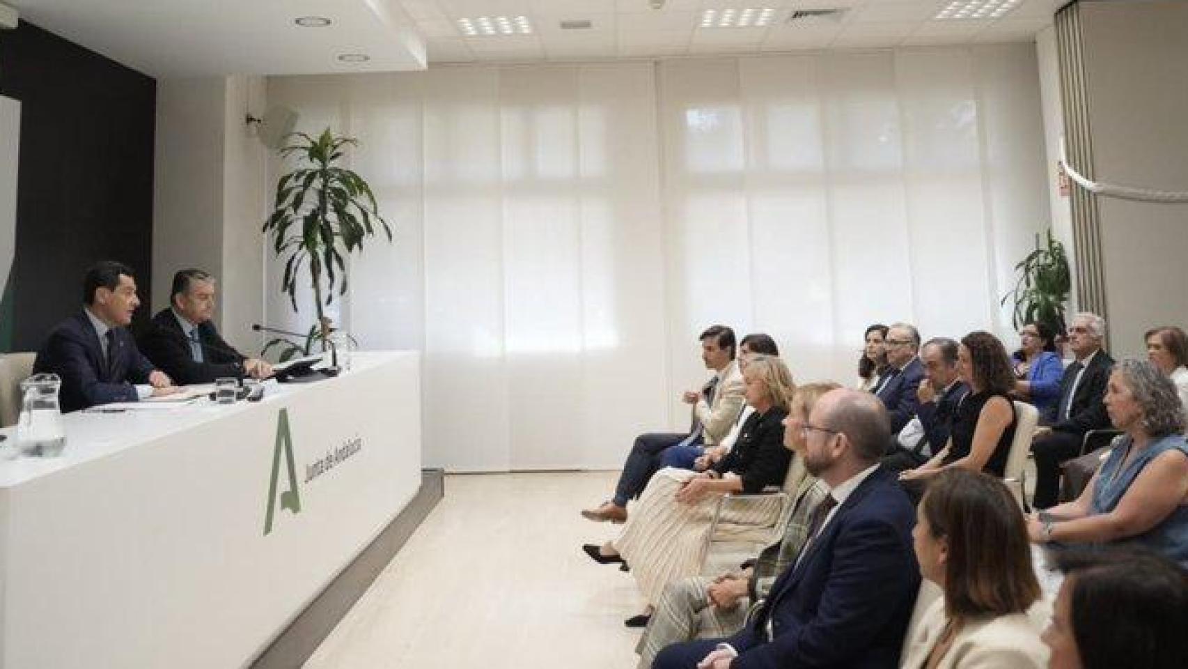 El presidente de la Junta, Juanma Moreno, y el consejero de Sanidad, Antonio Sanz, en una reunión con gerentes de hospitales andaluces y de áreas sanitarias de toda Andalucía.