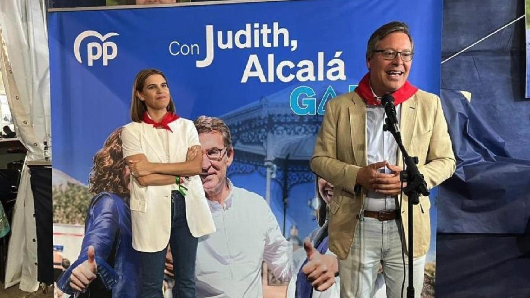 El senador y diputado Alfonso Serrano y la alcaldesa y presidenta del PP de Alcalá, Judith Piquet.