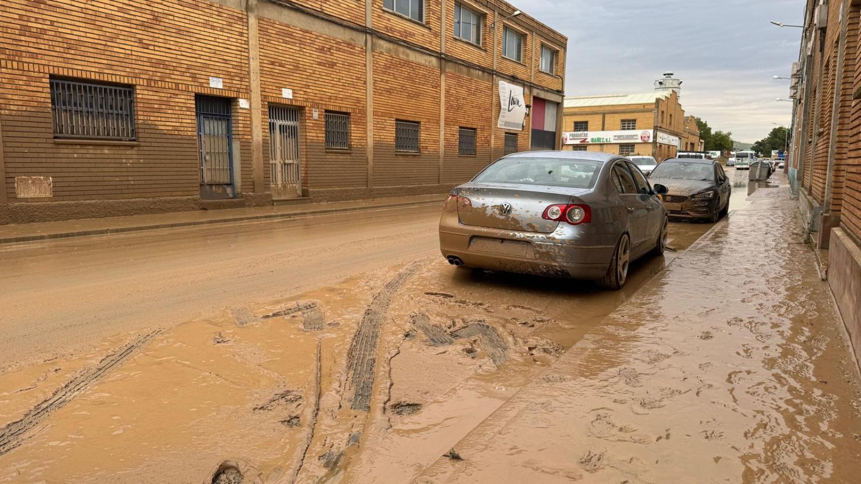 Una de las calles de Cuarte, totalmente embarrada tras la tormenta de finales de septiembre.