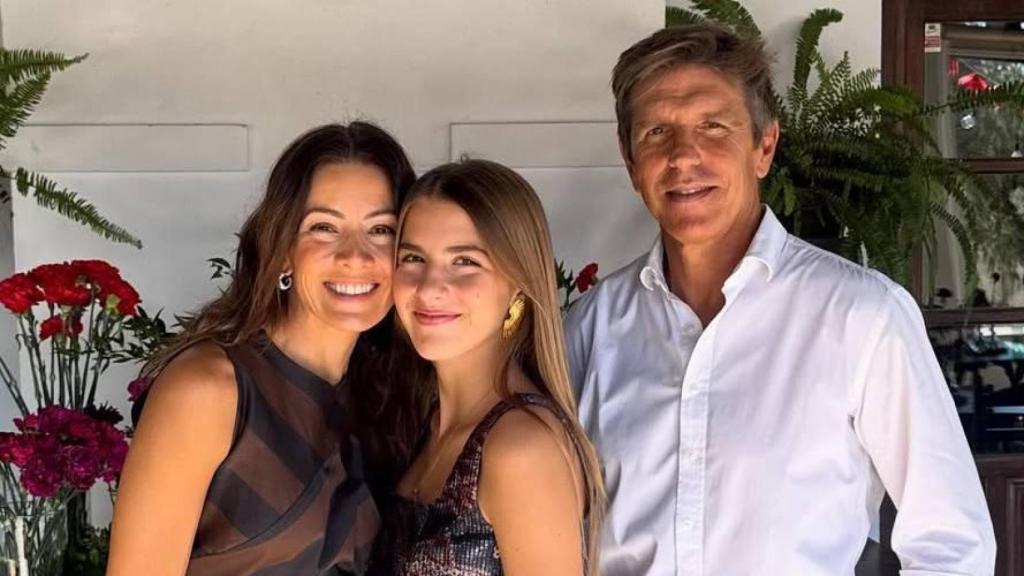 Virginia Troconis y Manuel Díaz 'El Cordobés' con su hija pequeña, Triana.