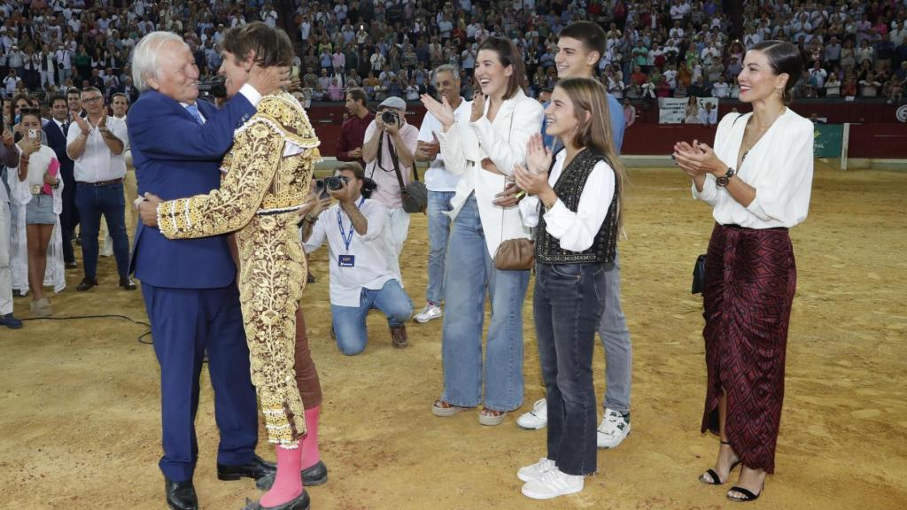 Triana acompañando a su padre en su despedida de los ruedos.