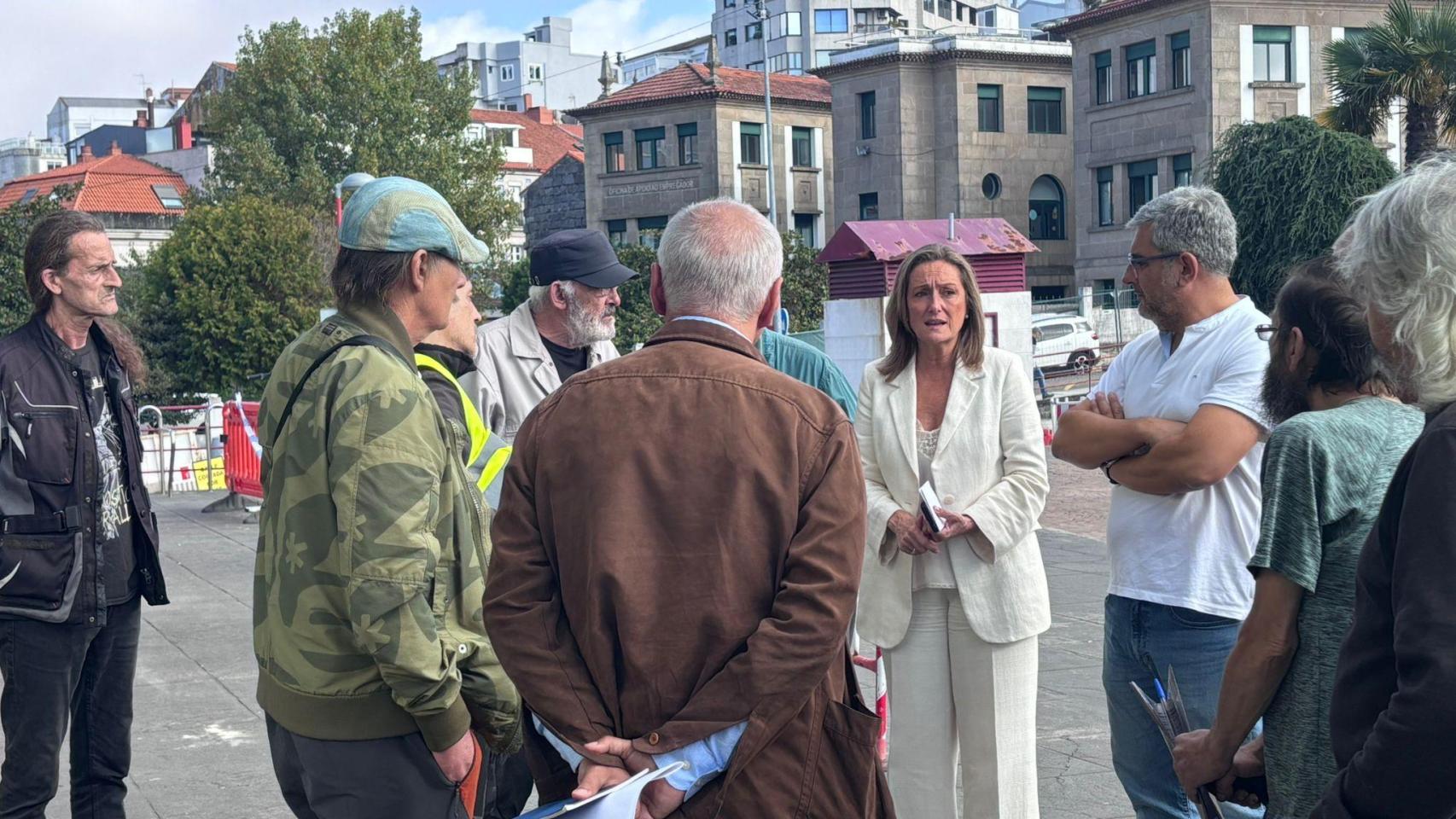 Representantes del PP de Vigo junto a los afectados por el cierre de la pensión Nuestra Señora del Carmen.