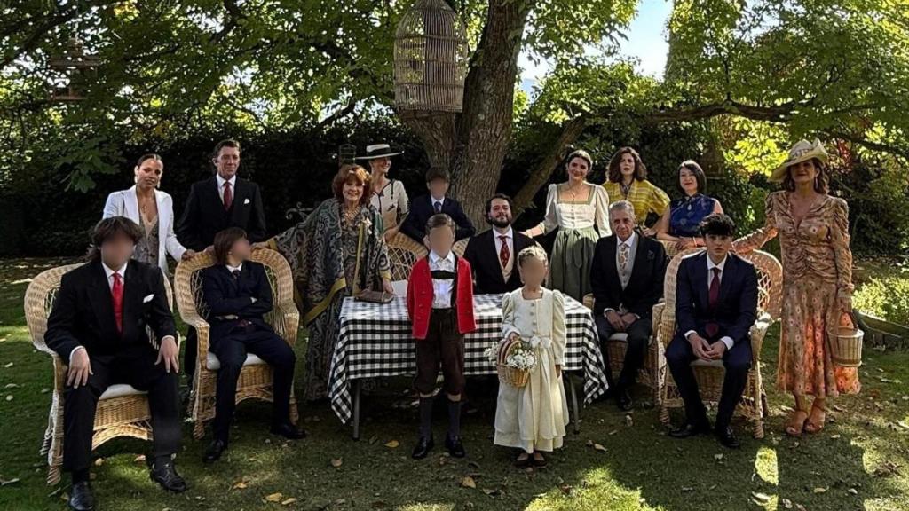 Imagen de la familia Vallejo-Nágera en la boda de Bosco y Paz en Pedraza (Segovia)