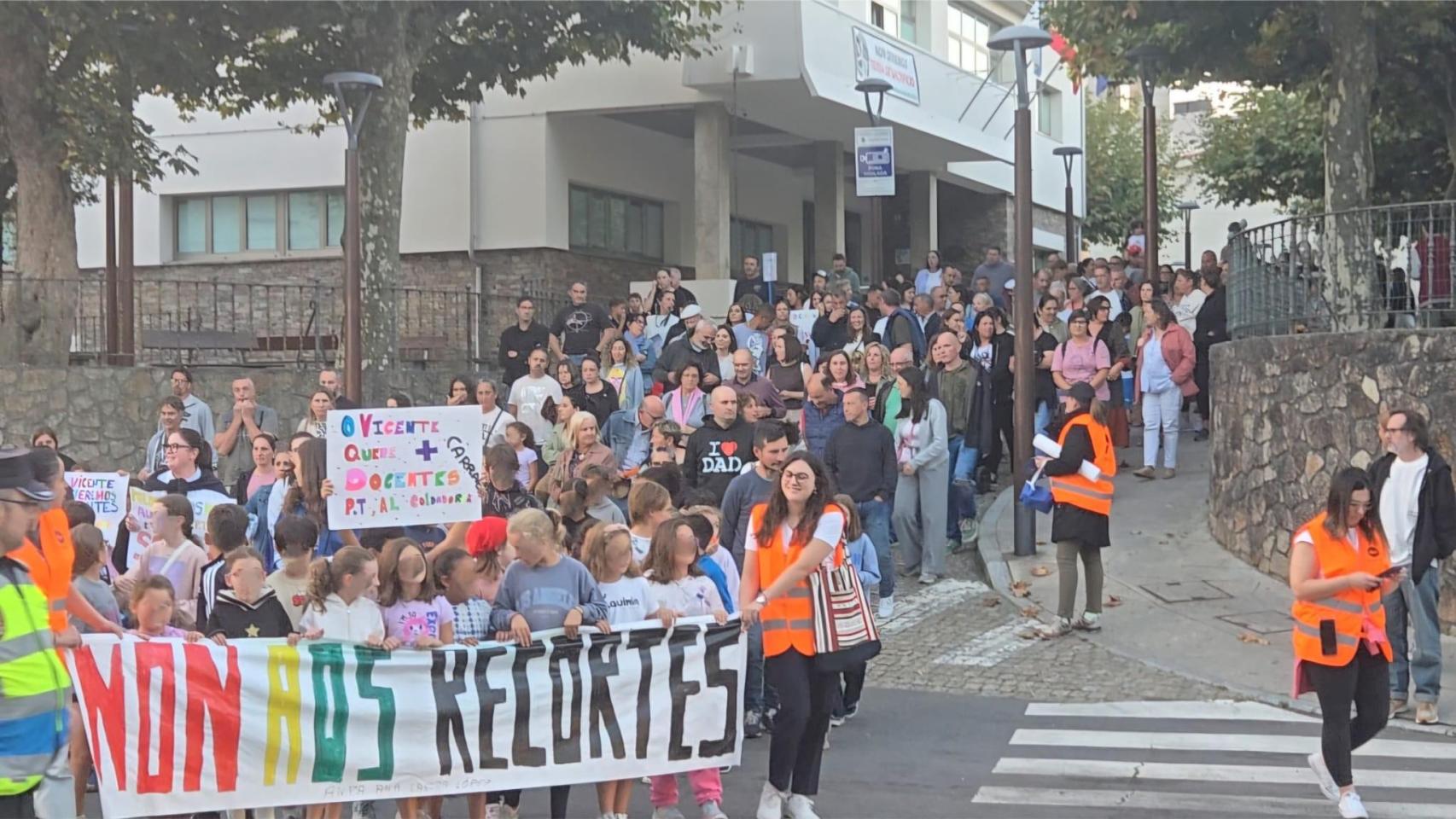 Protestas de alumnado y ANPA del colegio Vicente Otero de Carral (A Coruña) en contra de los recortes.