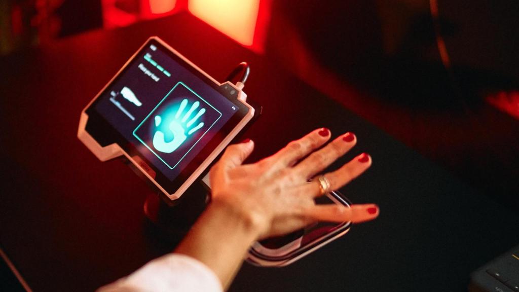 Rubio haciendo una demostración de uno de sus nuevos sistemas de pago en MIF 2025.