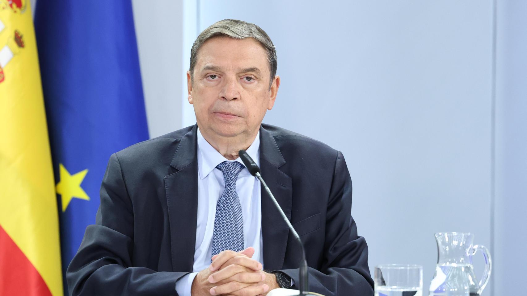 El ministro de Agricultura, Pesca y Alimentación, Luis Planas, durante una rueda de prensa posterior a la reunión del Consejo de Ministros, en el Palacio de la Moncloa, a 21 de octubre de 2025, en Madrid (España).