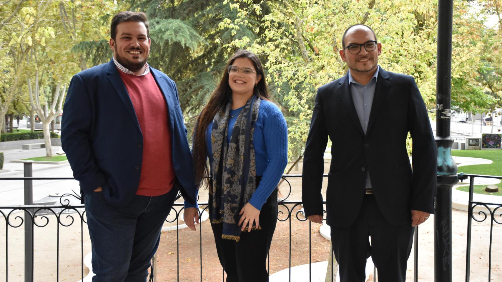 Carlos Fernández Herrera, David León Fernández y Lorena Salazar Salazar, en el templete de La Marina