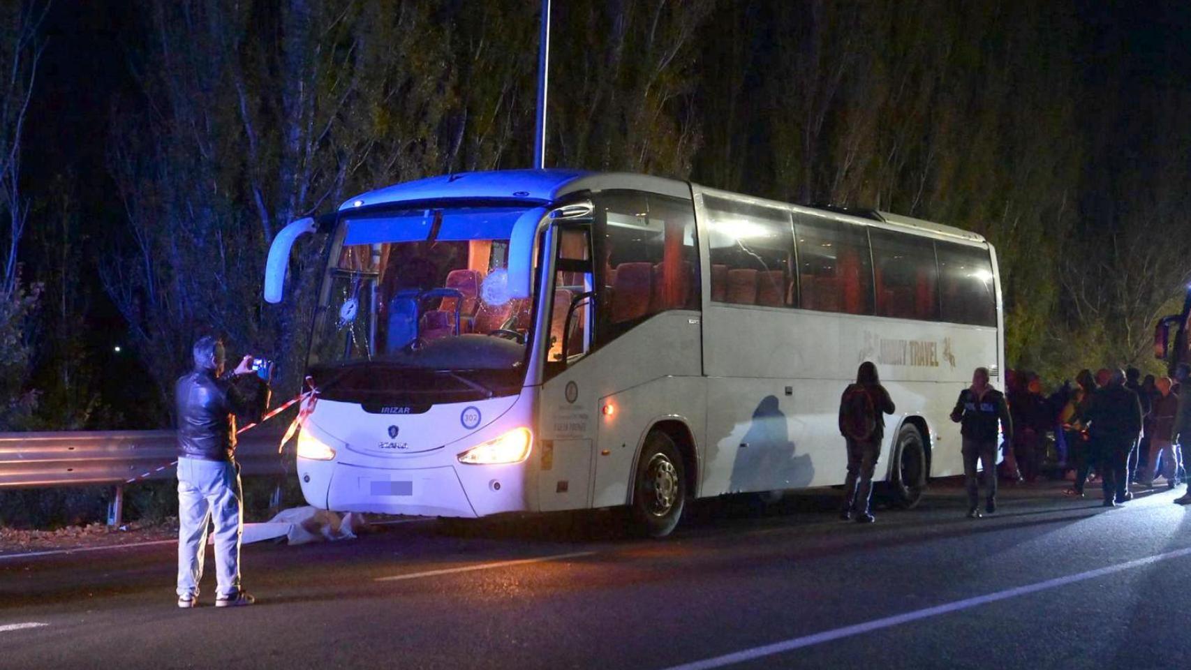 El autobús donde murió el conductor que trasladaba a aficionados del Pistoia.