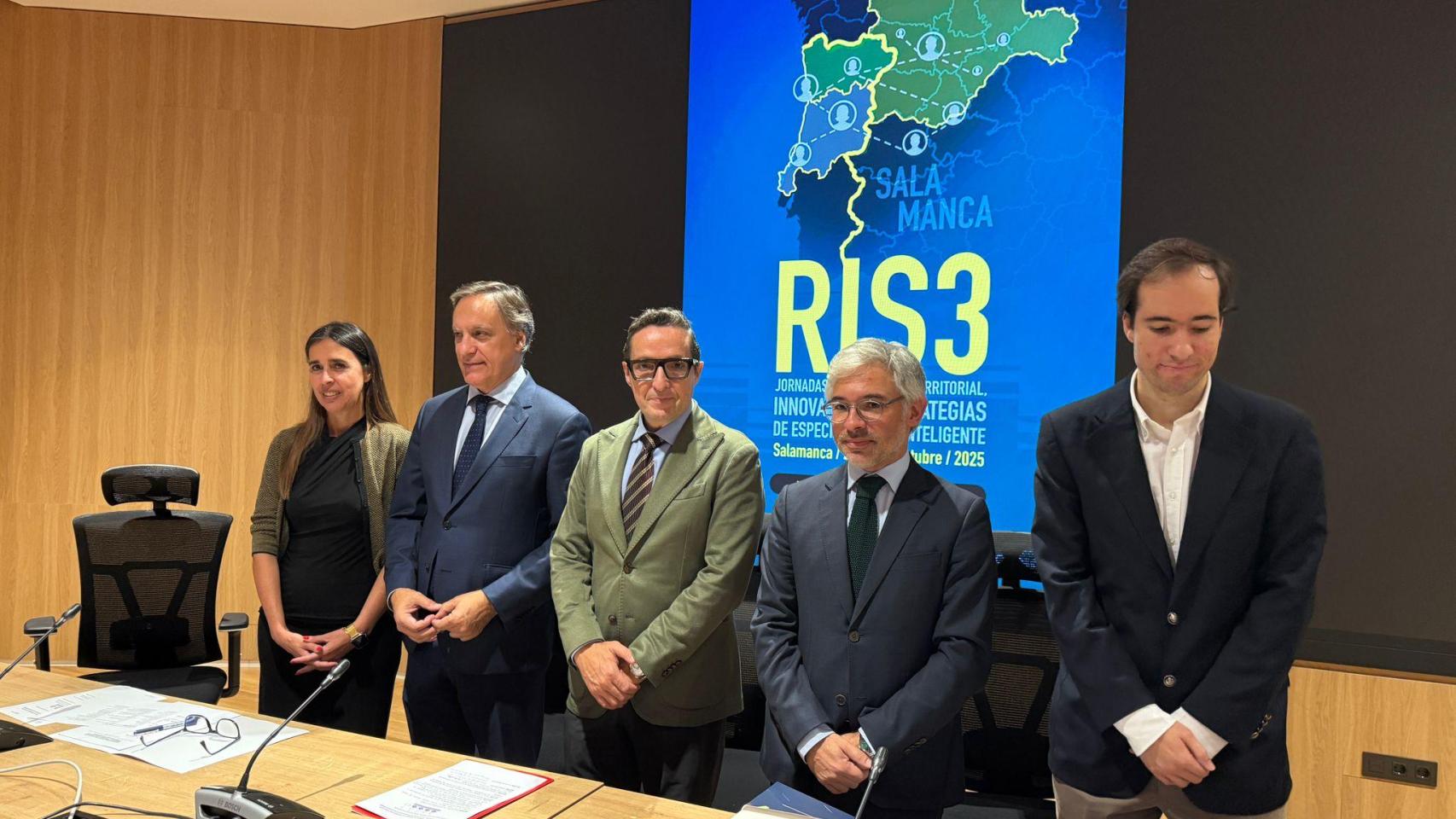 Carlos García Carbayo (segundo por la izquierda) ha participado en la inauguración de las jornadas de la RIS3