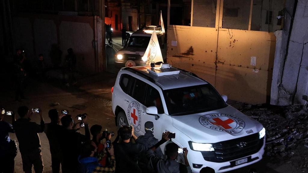 Un vehículo de la Cruz Roja recogiendo en el sur de Gaza los restos mortales de rehenes secuestrados el pasado martes.
