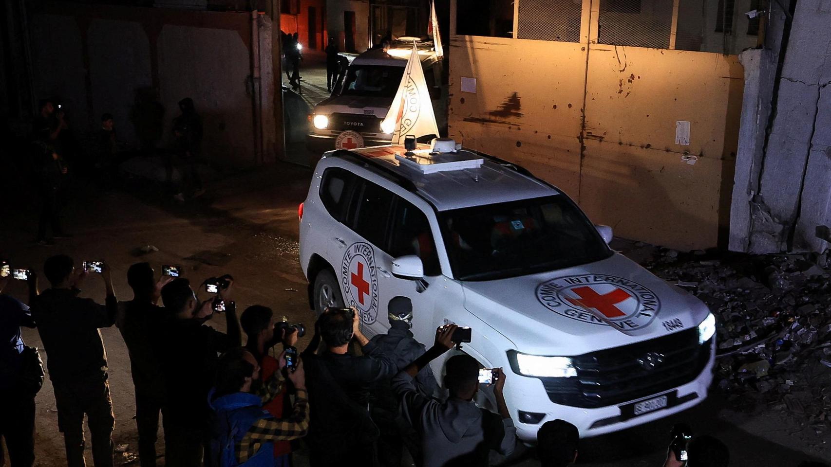 Un vehículo de la Cruz Roja recogiendo en el sur de Gaza los restos mortales de rehenes secuestrados el pasado martes.