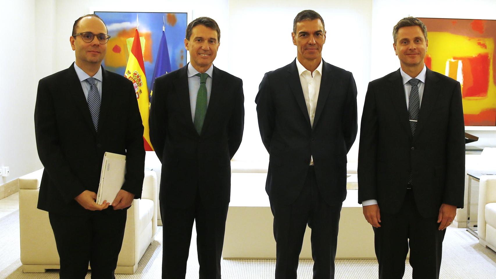 Patrick Wallach, director general de Roche en España; Juan López-Belmonte, presidente y CEO de Rovi; Pedro Sánchez, presidente del Gobierno, y Thomas Schinecker, CEO global de Roche.